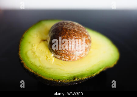 Nahaufnahme der Knochen einer Avocado, isoliert. Stockfoto