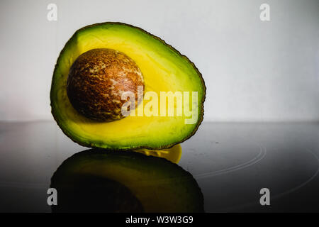 Nahaufnahme der Knochen einer Avocado, isoliert. Stockfoto