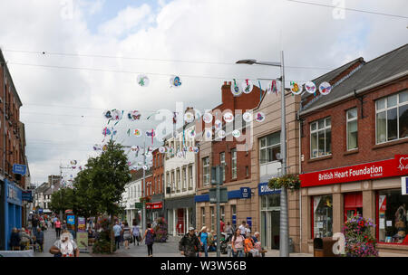 Bow Street in Lisburn, Nordirland, einer belebten Fußgängerzone Einzelhandel Straße für Käufer in der Stadt. Stockfoto