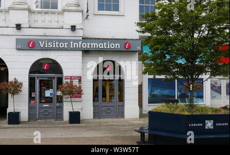 Besucher Information Office und Zeichen bei Lisburn Square, Lisburn, Nordirland. Stockfoto