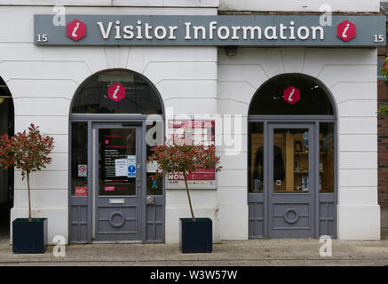 Vordere äußere einer touristischen Besucher Information Office in Nordirland Lisburn Square, Lisburn, Nordirland. Stockfoto