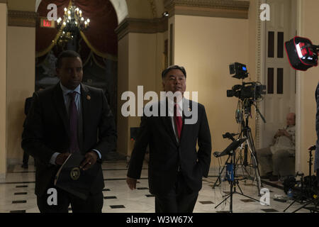 Washington, District of Columbia, USA. 17. Juli, 2019. United States Vertreter Ted statt (Demokrat aus Kalifornien) und die Vereinigten Staaten Vertreter Joe Neguse (Demokrat von Colorado) zu Fuß zum Haus Stock auf dem Capitol Hill in Washington, DC, USA am 17. Juli 2019. Credit: Stefani Reynolds/CNP/ZUMA Draht/Alamy leben Nachrichten Stockfoto