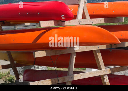 Bunte rote und orange Kajaks warten darauf ausgeliehen zu werden. Crescent Beach, B.C., Kanada Stockfoto