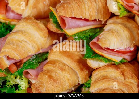 Knusprige croissants Sandwiches mit Salat, Käse, Tomaten und Schinken Stockfoto