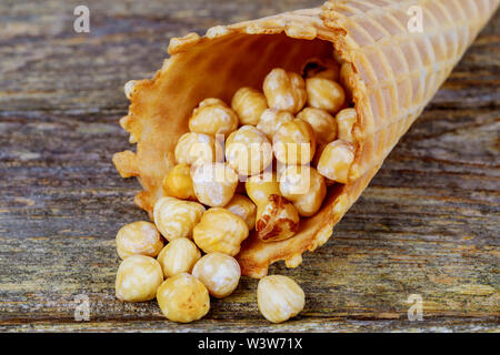 Honig süßen Erdnüsse mit Karamell Popcorn in Zucker Kegel Stockfoto