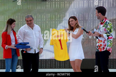 Bukarest, Rumänien. 17. Juli, 2019. Simona Halep (2. R), Gewinner des 2019 Wimbledon Tennis Championships, erhält ein T-Shirt mit der Nummer 1 aus rumänischen Fußball-Verband mit einer besonderen Zeremonie in der nationalen Arena in Bukarest, Rumänien, 17. Juli 2019. Credit: Gabriel Petrescu/Xinhua/Alamy leben Nachrichten Stockfoto