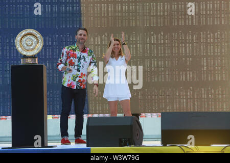 Bukarest, Rumänien. 17. Juli, 2019. Simona Halep (R), Gewinner des 2019 Wimbledon Tennis Championships, grüßt Fans mit einer besonderen Zeremonie in der nationalen Arena in Bukarest, Rumänien, 17. Juli 2019. Credit: Gabriel Petrescu/Xinhua/Alamy leben Nachrichten Stockfoto