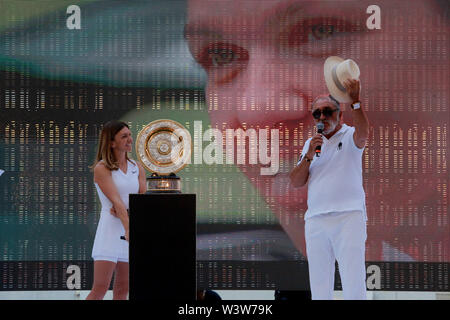 Bukarest, Rumänien. 17. Juli, 2019. Ehemalige Tennisspieler Ion Tiriac (R) und Rumänische Tennisspieler Simona Halep, Gewinner des 2019 Wimbledon Tennis Championships, zur Teilnahme an einer besonderen Zeremonie in der nationalen Arena in Bukarest, Rumänien, 17. Juli 2019. Credit: Gabriel Petrescu/Xinhua/Alamy leben Nachrichten Stockfoto