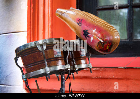 Satz Bongos und Musikinstrumente in einer Bar in Havanna, Kuba Stockfoto