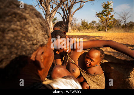 Ju/'Hoansi oder San Buschmänner bei ihrer Grashoek Village, Namibia Stockfoto