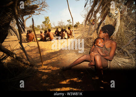 Ju/'Hoansi oder San Buschmänner bei ihrer Grashoek Village, Namibia Stockfoto