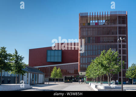 Brügge, Flandern, Belgien - 17. Juni 2019: Zeitgenössische rot Architektur des Konzertsaals oder Concert Gebouw auf der Zand Platz der Innenstadt. Blauer Himmel, Stockfoto