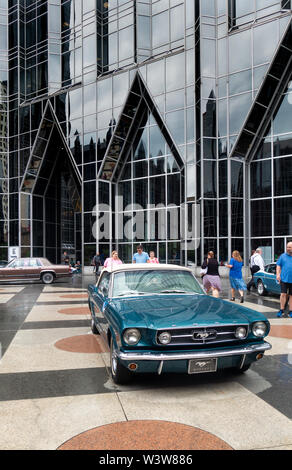 Oldtimer auf dem Display für die jährliche Pittsburgh Oldtimer Grand Prix im PPG Plaza in Pittsburgh, Pennsylvania, USA. Stockfoto