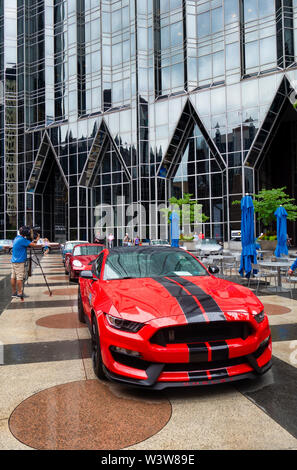 Oldtimer auf dem Display für die jährliche Pittsburgh Oldtimer Grand Prix im PPG Plaza in Pittsburgh, Pennsylvania, USA. Stockfoto