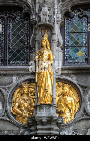 Brügge, Flandern, Belgien - 17 Juni, 2019: mit goldenen Noblity Statuen der Fassade der Basilika des Heiligen Blutes auf dem Burgplatz Detail. In dunklen Stockfoto