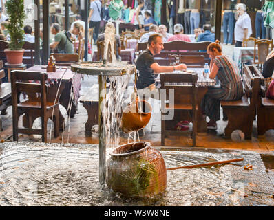 SKOPJE, MAZEDONIEN - 23. AUGUST 2019: Alte Basar. Restaurant kunden Essen, Kontakte knüpfen und außerhalb in der Mazedonischen Klima im Sommer entspannen. Stockfoto