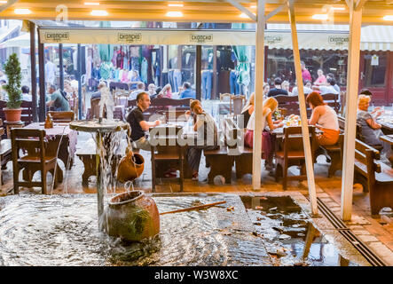 SKOPJE, MAZEDONIEN - 23. AUGUST 2019: Alte Basar. Restaurant kunden Essen, Kontakte knüpfen und außerhalb in der Mazedonischen Klima im Sommer entspannen. Stockfoto