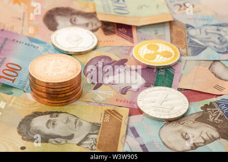 Mehrere cryptocurrencies, bitcoin, des Astraleums, litecoin, Welligkeit, durch Geld aus Venezuela begleitet. Stockfoto