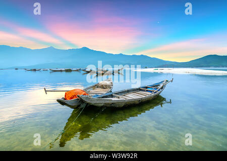 Angeln Wharf in Runde eine Lagune, Hue, Vietnam. Dies ist ein lebendes Transportmittel der überfluteten Gebiet im Zentrum von Vietnam Stockfoto