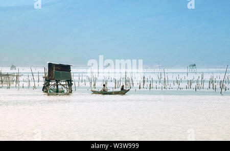 Das einfache Leben der Fischer in den Schoß eine Lagune mit kleinen Booten aus Holz zum Wohnen auf dem Wasser in Hue, Vietnam Stockfoto