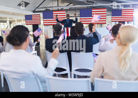 Geschäft Leute winken eine amerikanische Flagge in Business Seminar Stockfoto