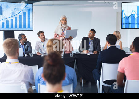 Geschäftsfrau im hijab eine Präsentation halten am Tisch Stockfoto