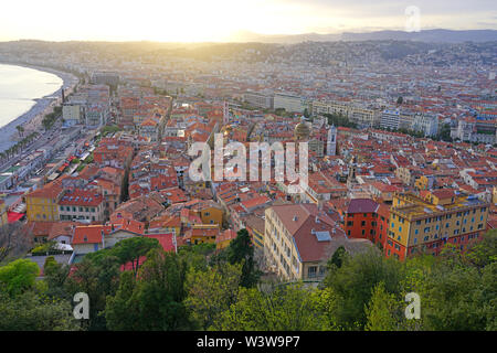 Nizza, Frankreich-16 Apr 2018 - Querformat bei Sonnenuntergang auf die Promenade des Anglais entlang dem Mittelmeer in Nizza, Côte d'Azur. Stockfoto
