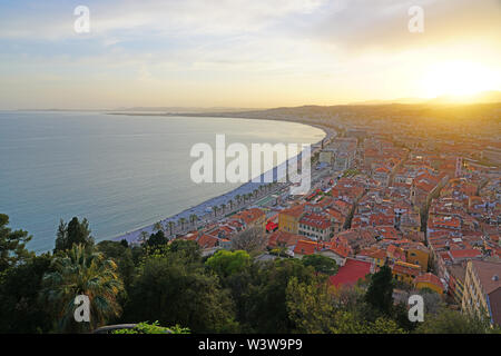 Nizza, Frankreich-16 Apr 2018 - Querformat bei Sonnenuntergang auf die Promenade des Anglais entlang dem Mittelmeer in Nizza, Côte d'Azur. Stockfoto