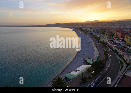 Nizza, Frankreich-16 Apr 2018 - Querformat bei Sonnenuntergang auf die Promenade des Anglais entlang dem Mittelmeer in Nizza, Côte d'Azur. Stockfoto