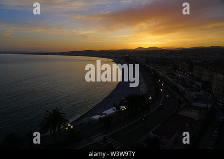 Nizza, Frankreich-16 Apr 2018 - Querformat bei Sonnenuntergang auf die Promenade des Anglais entlang dem Mittelmeer in Nizza, Côte d'Azur. Stockfoto