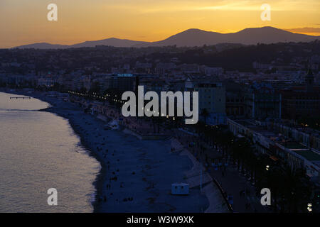 Nizza, Frankreich-16 Apr 2018 - Querformat bei Sonnenuntergang auf die Promenade des Anglais entlang dem Mittelmeer in Nizza, Côte d'Azur. Stockfoto