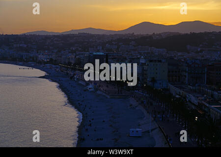 Nizza, Frankreich-16 Apr 2018 - Querformat bei Sonnenuntergang auf die Promenade des Anglais entlang dem Mittelmeer in Nizza, Côte d'Azur. Stockfoto