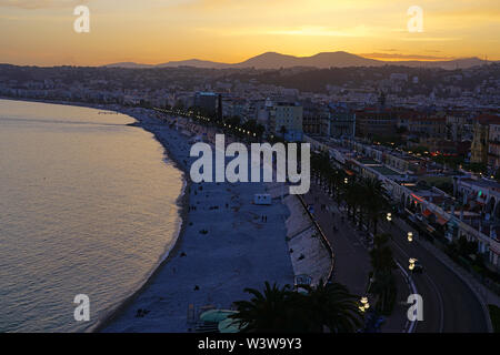 Nizza, Frankreich-16 Apr 2018 - Querformat bei Sonnenuntergang auf die Promenade des Anglais entlang dem Mittelmeer in Nizza, Côte d'Azur. Stockfoto