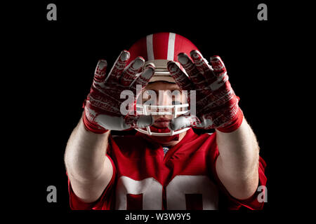 American football player gestikuliert auf schwarzem Hintergrund Stockfoto