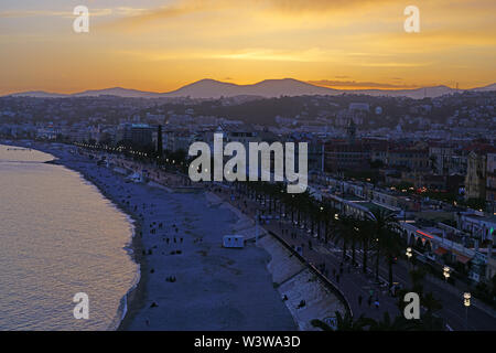 Nizza, Frankreich-16 Apr 2018 - Querformat bei Sonnenuntergang auf die Promenade des Anglais entlang dem Mittelmeer in Nizza, Côte d'Azur. Stockfoto