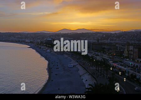 Nizza, Frankreich-16 Apr 2018 - Querformat bei Sonnenuntergang auf die Promenade des Anglais entlang dem Mittelmeer in Nizza, Côte d'Azur. Stockfoto