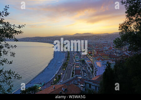 Nizza, Frankreich-16 Apr 2018 - Querformat bei Sonnenuntergang auf die Promenade des Anglais entlang dem Mittelmeer in Nizza, Côte d'Azur. Stockfoto