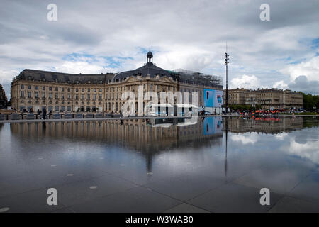 Miroir d'eau Reflecting Pool - Bordeaux, Frankreich Stockfoto