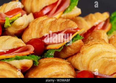 Croissant Sandwiches mit Schinken, Käse und Salat, Nahaufnahme Stockfoto