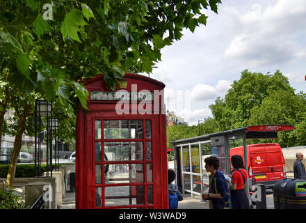 London, Großbritannien, Juni 2018. Londons Telefonzellen sind eines der Symbole der Stadt. Klassisch rein rote Farbe. Seltener in Schwarz. Stockfoto