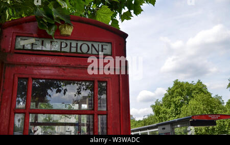 London, Großbritannien, Juni 2018. Londons Telefonzellen sind eines der Symbole der Stadt. Klassisch rein rote Farbe. Seltener in Schwarz. Stockfoto