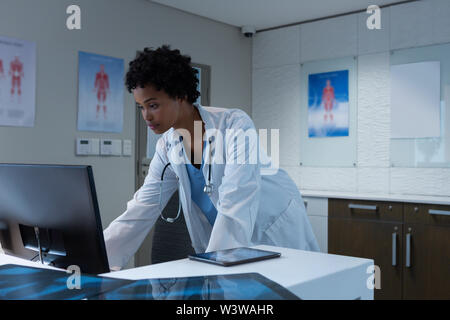 Ärztin Arbeiten am Computer am Schreibtisch im Krankenhaus Stockfoto