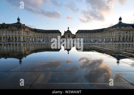 Miroir d'eau Reflecting Pool - Bordeaux, Frankreich Stockfoto