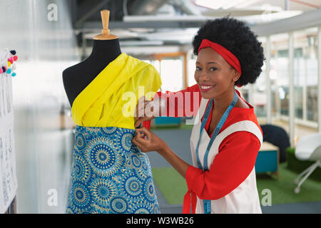 Weibliche Mode Designer Dressing eine Schaufensterpuppe in Design Studio Stockfoto