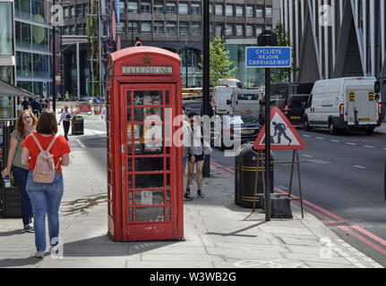 London, Großbritannien, Juni 2018. Londons Telefonzellen sind eines der Symbole der Stadt. Klassisch rein rote Farbe. Seltener in Schwarz. Stockfoto