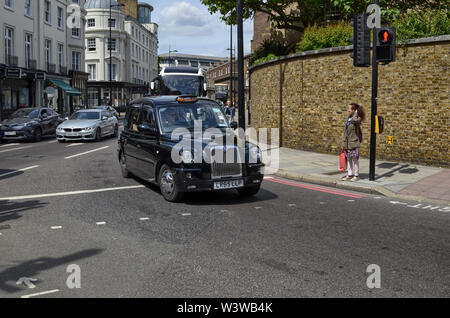 London, Großbritannien, Juni 2018. London Taxis, Taxis, sind eines der Symbole der Stadt. Klassisch rein schwarze Farbe. Manchmal mit Stockfoto