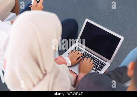 Geschäftsfrau im hijab Arbeiten am Laptop in Business Seminar Stockfoto