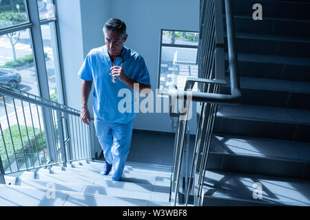 Männlicher Arzt Fuß oben auf der Treppe im Krankenhaus Stockfoto