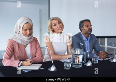 Geschäft Leute sitzen zusammen am Tisch in der Konferenz Stockfoto