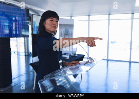 Weibliche Sprecher spricht in Business Seminar Stockfoto